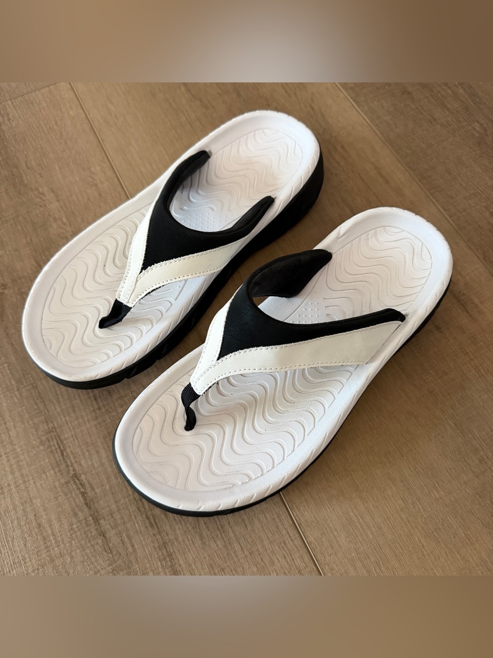 Sintetico Flip Flops Women Size 9 Black & White Beach Pool Summer - Picture 1 of 8